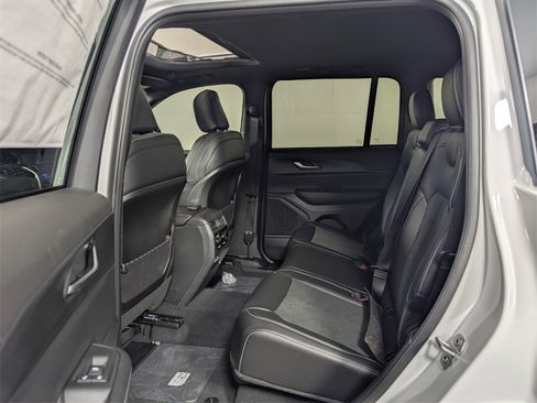 New 2025 Jeep Grand Cherokee Altitude image 24