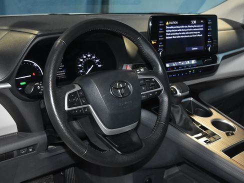 Used 2023 Toyota Sienna XLE image 2