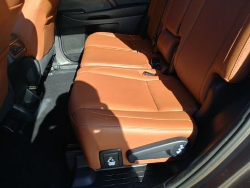 Used 2017 Toyota Highlander Limited FWD image 16