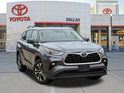 Used 2021 Toyota Highlander XLE FWD image 1