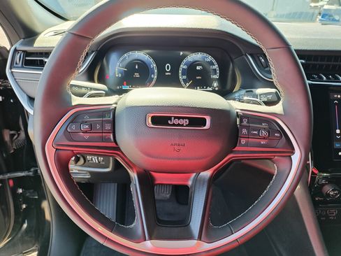 Used 2025 Jeep Grand Cherokee Altitude AWD/4WD image 17