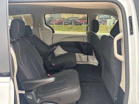 Used 2023 Chrysler Voyager LX image 28