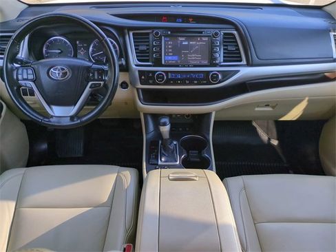 Used 2019 Toyota Highlander XLE image 15