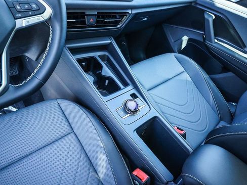 New 2025 Volkswagen Tiguan SE image 39