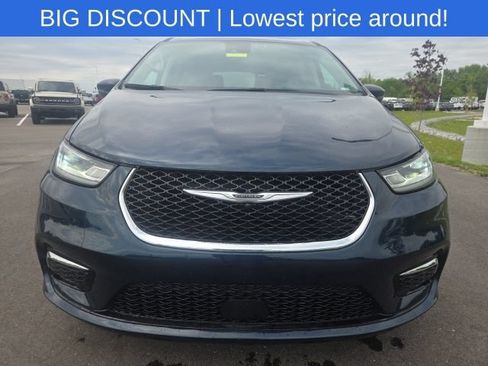 Used 2023 Chrysler Pacifica Touring-L FWD image 3