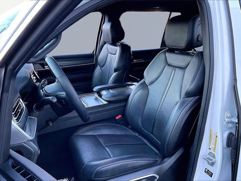 Used 2024 Jeep Wagoneer L Series II w/ Flexible Seating Group image 15