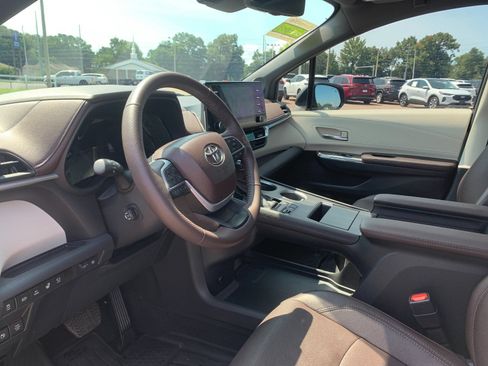 Used 2024 Toyota Sienna Platinum FWD image 12