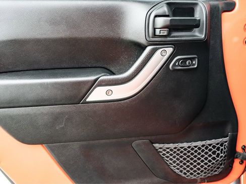 Used 2015 Jeep Wrangler Unlimited Rubicon w/ Connectivity Group AWD/4WD image 10