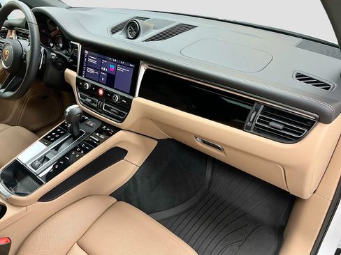Certified 2026 Porsche Macan AWD/4WD image 31