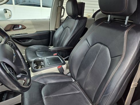 Used 2017 Chrysler Pacifica Touring-L Plus w/ Tire & Wheel Group FWD image 18