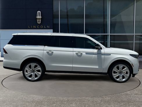 Used 2025 Lincoln Navigator L Reserve AWD/4WD image 9