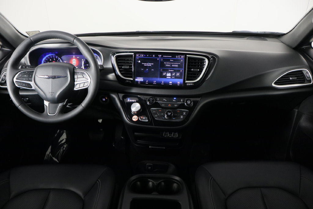 Used 2025 Chrysler Pacifica Select FWD image 13