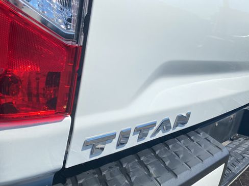 Used 2022 Nissan Titan SV AWD/4WD image 33