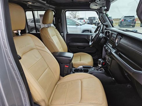 Used 2018 Jeep Wrangler Unlimited Sahara image 35