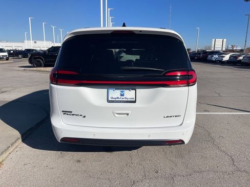 Used 2025 Chrysler Pacifica Limited image 4