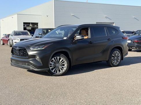 Used 2020 Toyota Highlander Platinum FWD image 2