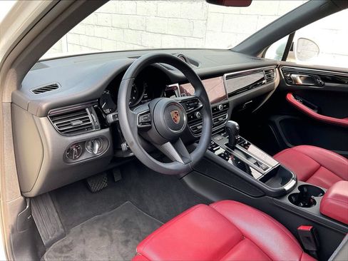 Certified 2023 Porsche Macan AWD/4WD image 4