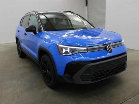 Used 2025 Volkswagen Taos SE AWD/4WD image 6