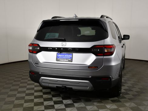 Used 2025 Honda Pilot TrailSport image 7