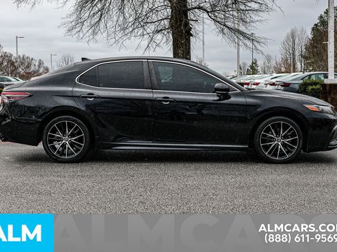 Used 2022 Toyota Camry SE image 10