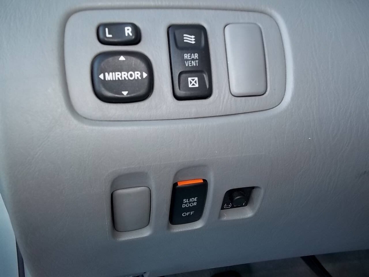 Used 2004 Toyota Sienna LE w/ LE Pkg 7 FWD image 13