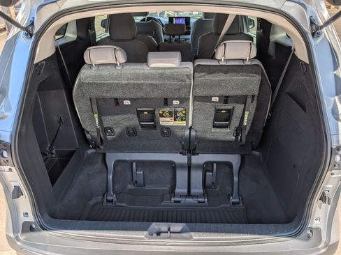 Used 2025 Toyota Sienna LE FWD image 10