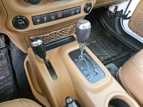 Used 2016 Jeep Wrangler Unlimited Sahara w/ Connectivity Group image 17