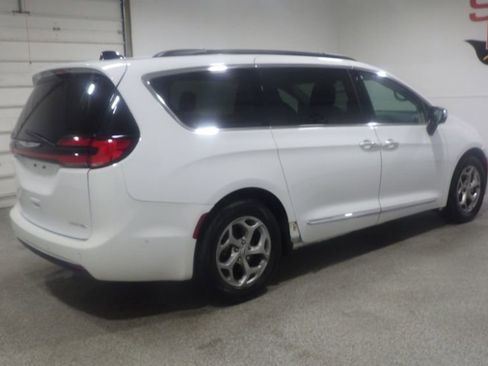 Used 2023 Chrysler Pacifica Limited FWD image 4