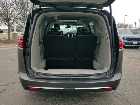 Used 2021 Chrysler Pacifica Limited w/ Premium & Safety Sphere Group image 9