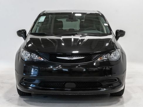 Certified 2022 Chrysler Voyager LX FWD image 5