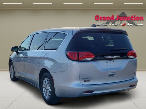 Used 2023 Chrysler Voyager LX FWD image 5