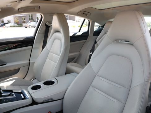Used 2020 Porsche Panamera image 9