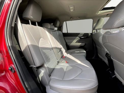 Used 2022 Toyota Highlander XLE image 26