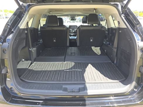 Used 2022 Toyota Highlander XLE AWD/4WD image 31
