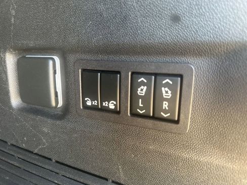 Used 2023 Chevrolet Suburban Premier image 7