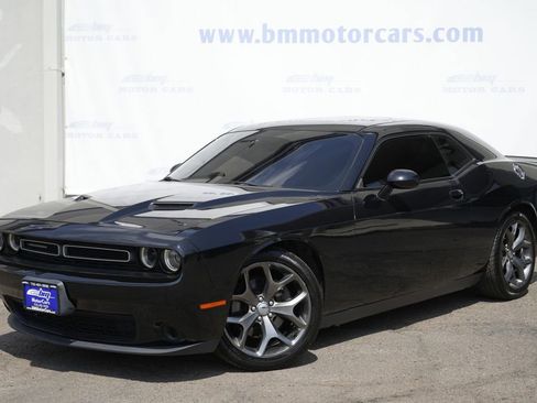 Used 2015 Dodge Challenger SXT image 2