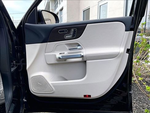 Used 2026 Mercedes-Benz GLB 250 4MATIC image 19