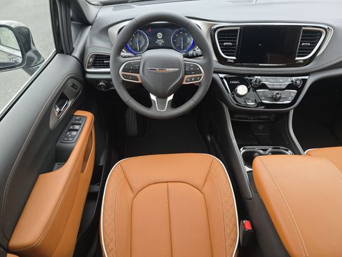 New 2026 Chrysler Pacifica Pinnacle w/ Trailer Tow Group image 27