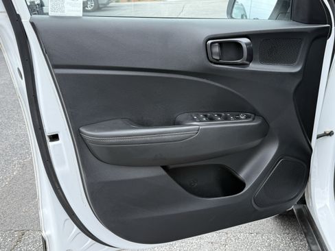 Used 2024 Hyundai Venue Limited FWD image 14