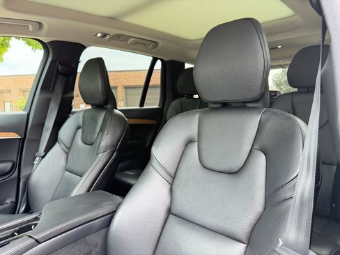 Used 2022 Volvo XC90 T6 Momentum w/ Advanced Package AWD/4WD image 3