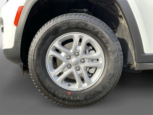 New 2025 Jeep Grand Cherokee Laredo image 16