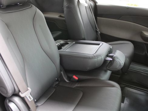 New 2026 Kia Carnival EX FWD image 18