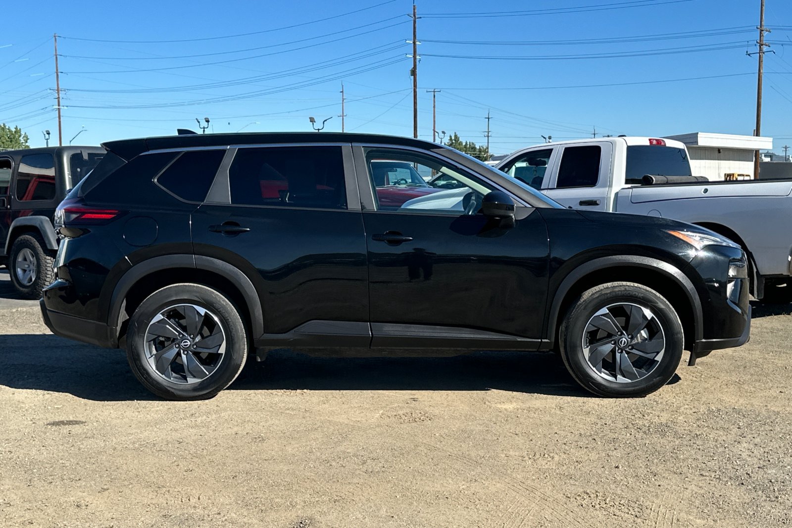 Used 2025 Nissan Rogue SV AWD/4WD image 3