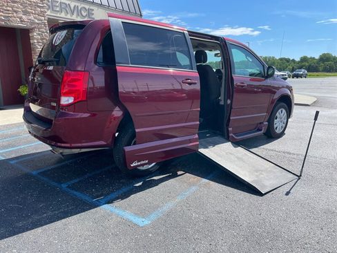 Used 2017 Dodge Grand Caravan SE w/ Power Window Group FWD image 2