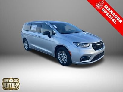 New 2026 Chrysler Pacifica Select