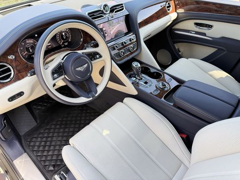 Used 2024 Bentley Bentayga image 4