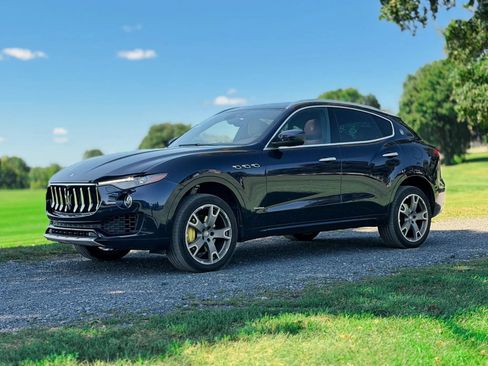 Used 2018 Maserati Levante GranLusso AWD/4WD image 12