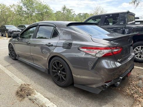 Used 2018 Toyota Camry SE image 3