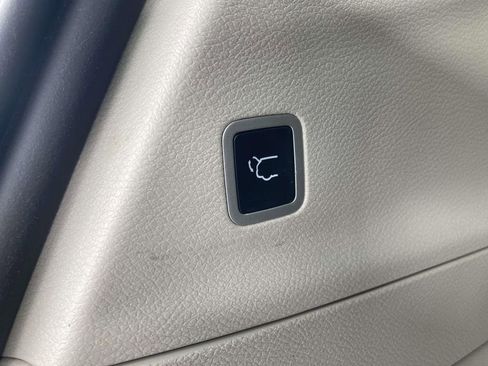 Used 2023 Chrysler Pacifica Touring-L FWD image 16