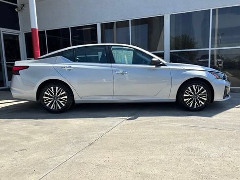 Used 2025 Nissan Altima 2.5 SV FWD image 2